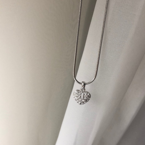 Intricate crystal heart necklace - Picture 2 of 2